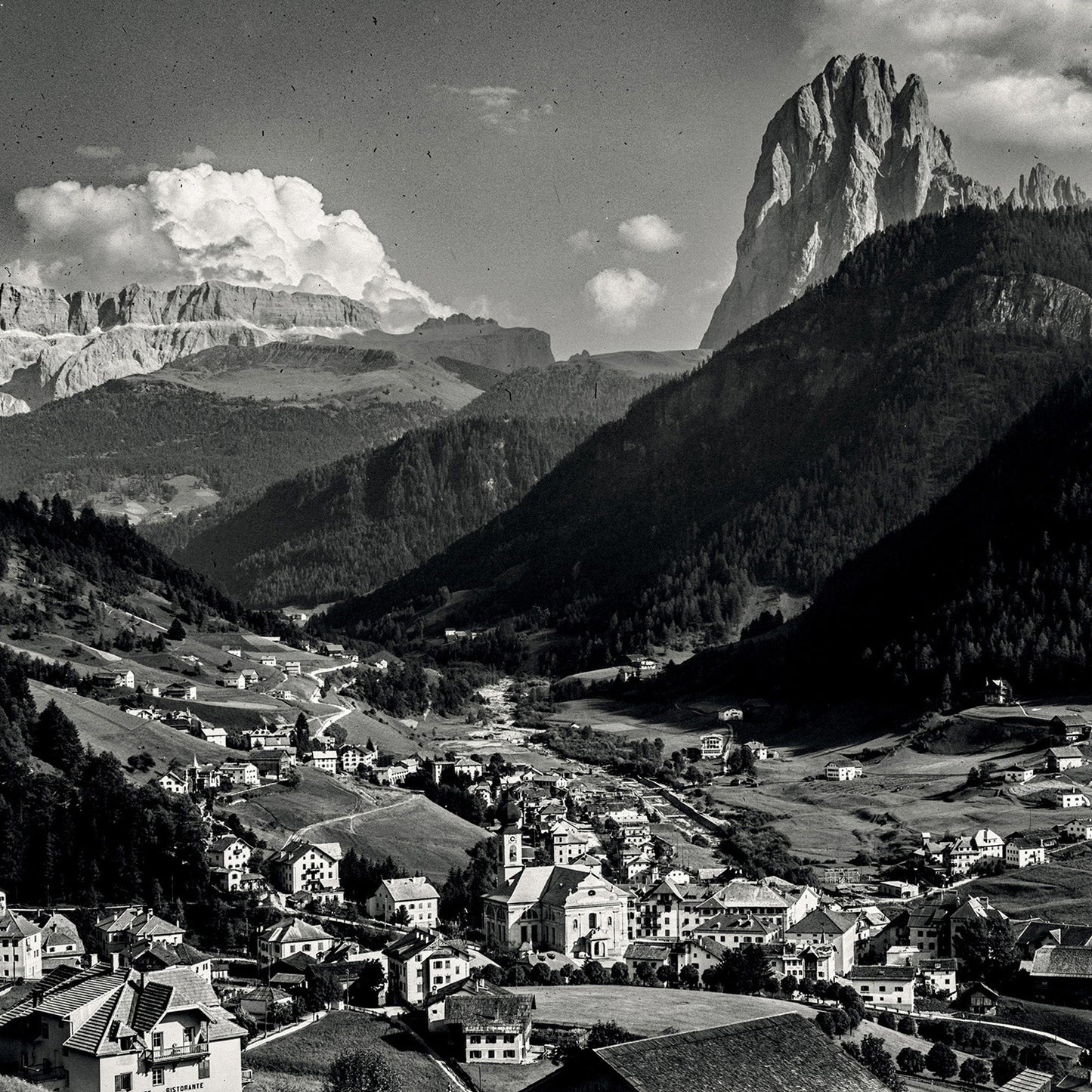 Ortisei and Sassolungo (1920-1930)